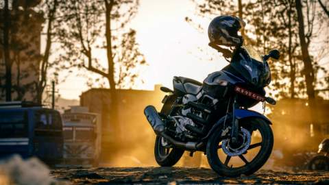 Asegura que le robaron la moto mientras pon&iacute;a gasolina